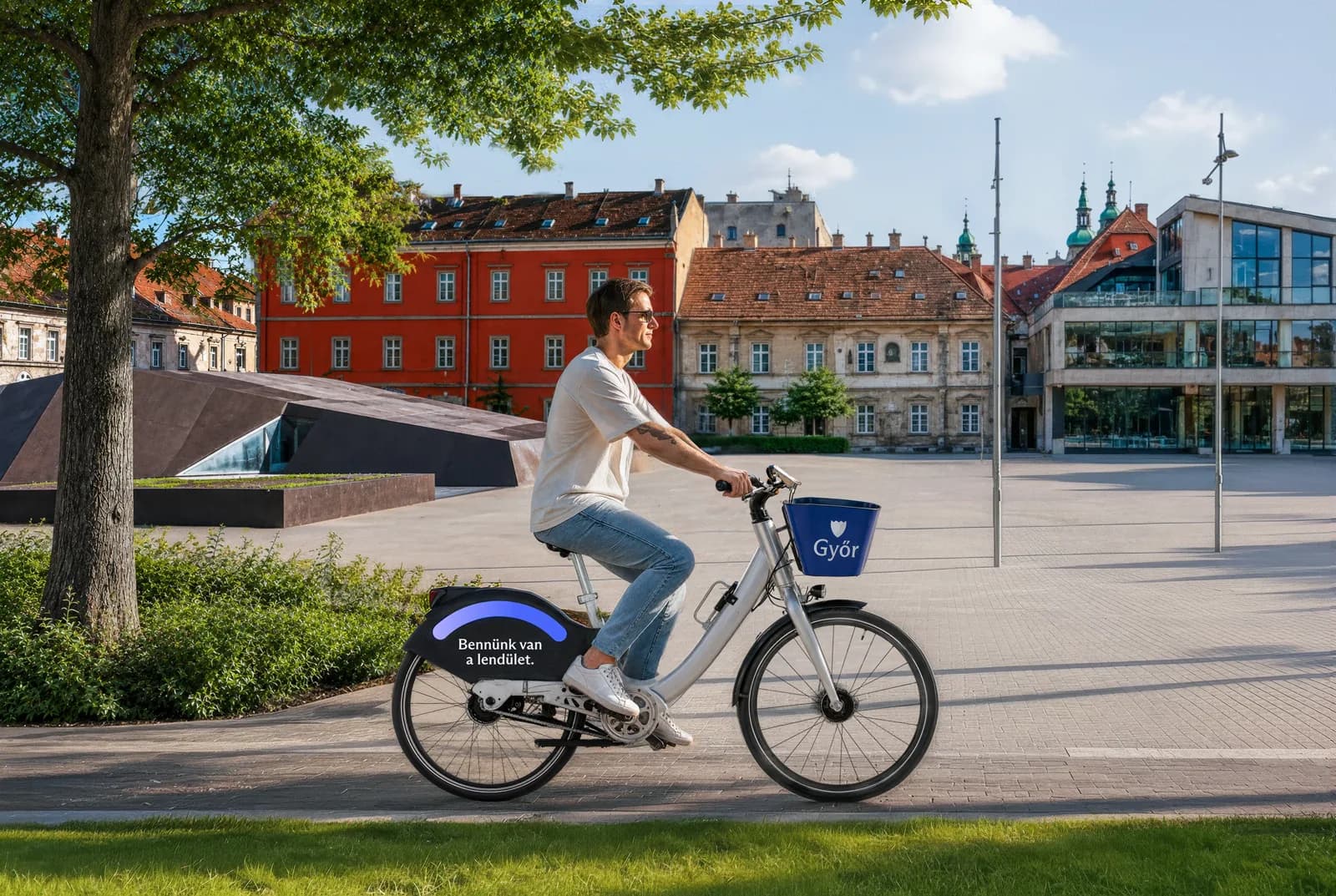 Városi kerékpár a Győr-logóval a belvárosban