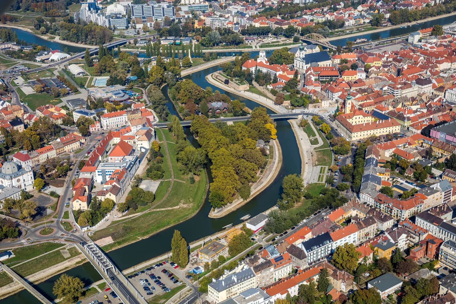 Győr légifotón: a belváros a folyók találkozásánál