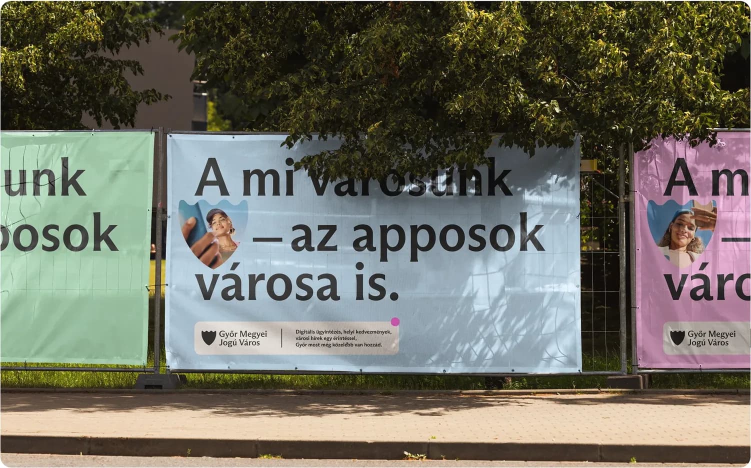 Utcai plakátsor a „lendület” szlogen-rendszerrel