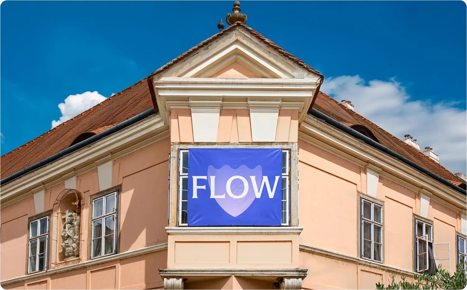 FLOW felirat a Győr-pajzsban egy győri épület homlokzatán